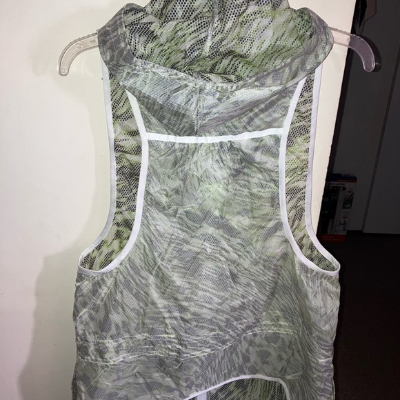 Nike vest with hood. - Picture 4 of 6